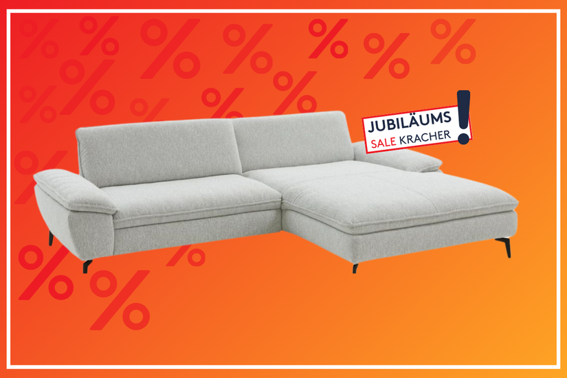 Helles Ecksofa mit Verstellfunktion auf orangem Hintergrund mit Prozentzeichen.